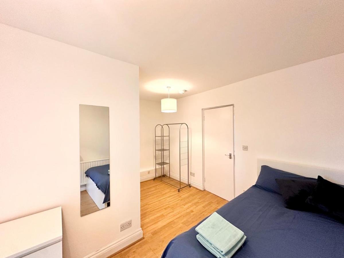 Flat-by Lewisham Train Station *