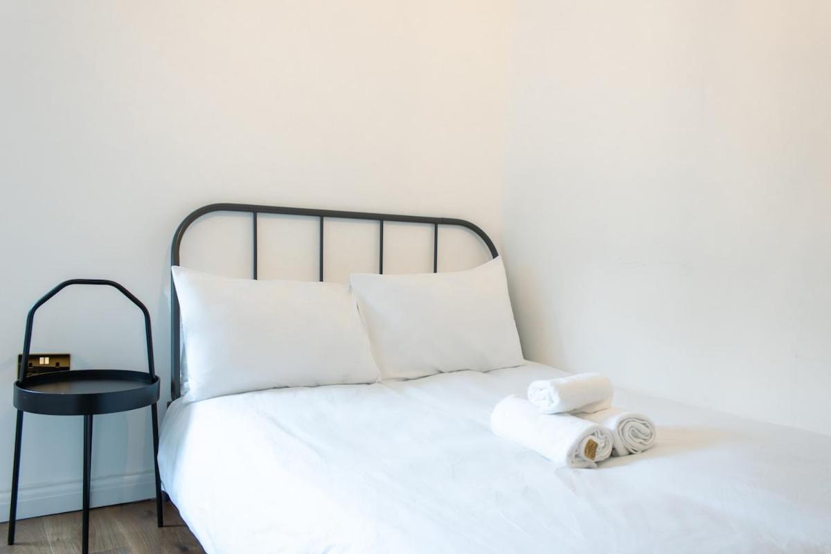 4-bedroom Flat Near Central, 2-min Walk To Metro