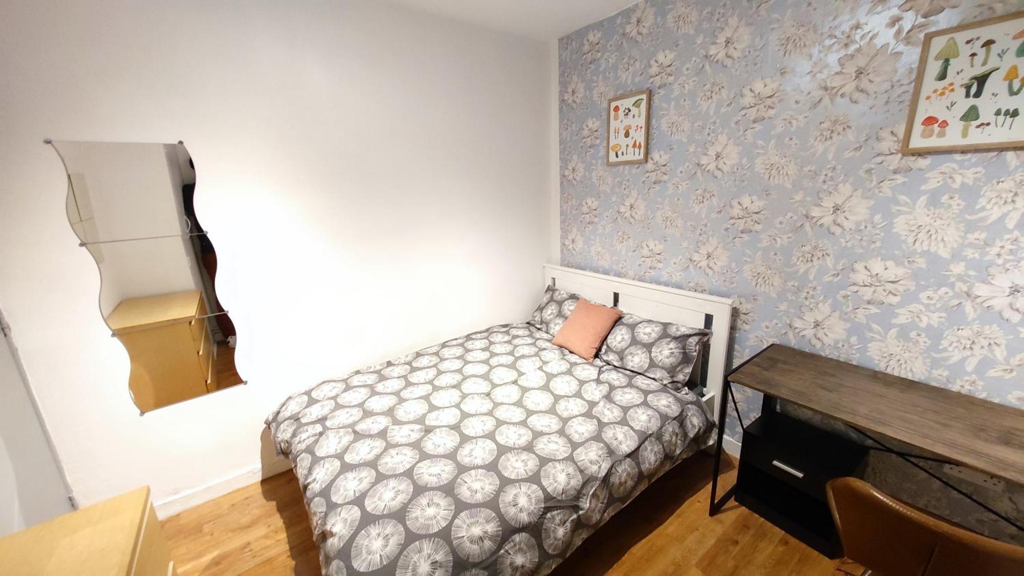Spacious Flat With 2 To 3 Bedrooms In Apartamento