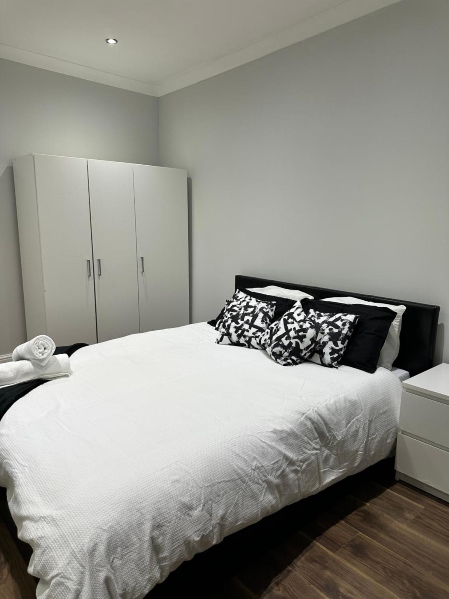 Pensión Black & White Double Bedroom