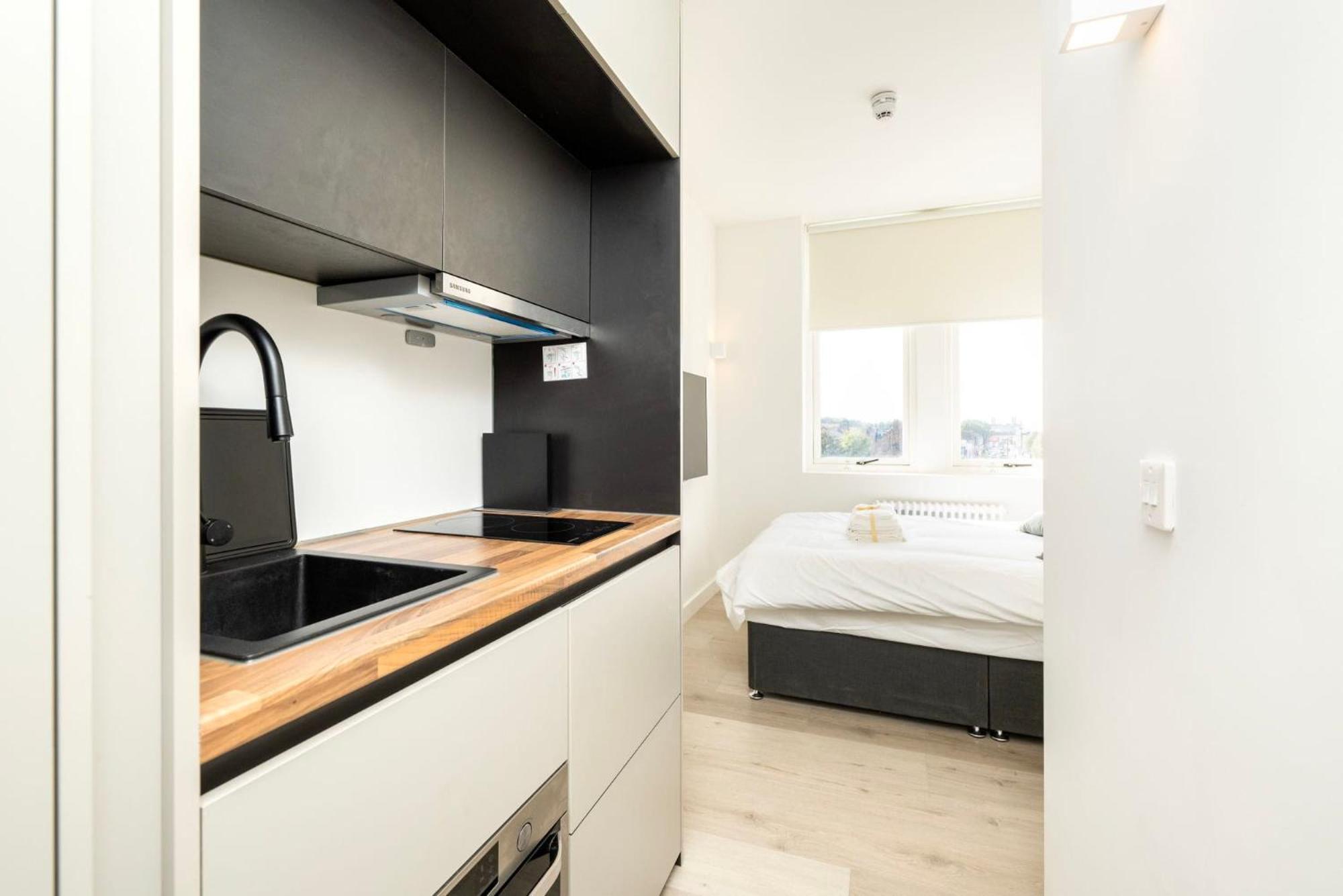 Modern Living At Antigallican In Londen