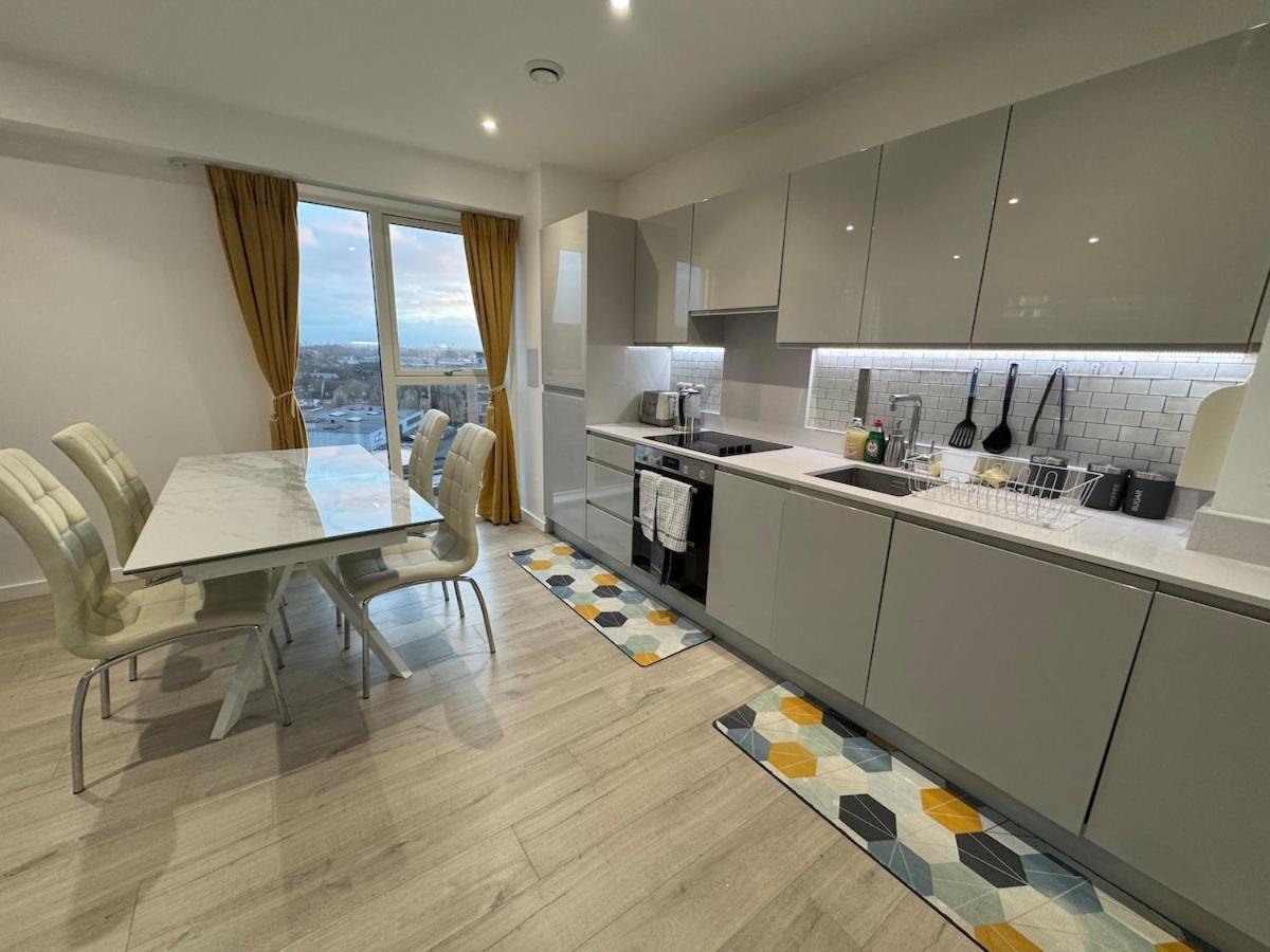 Luxury Effra Gardens, Canning Town 6 3bdr 2bth Apartment London
