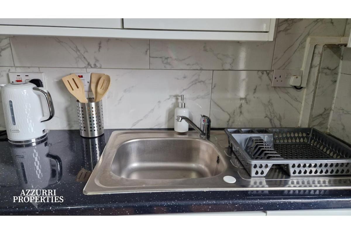 Monthly Near Canning Town Station Londres