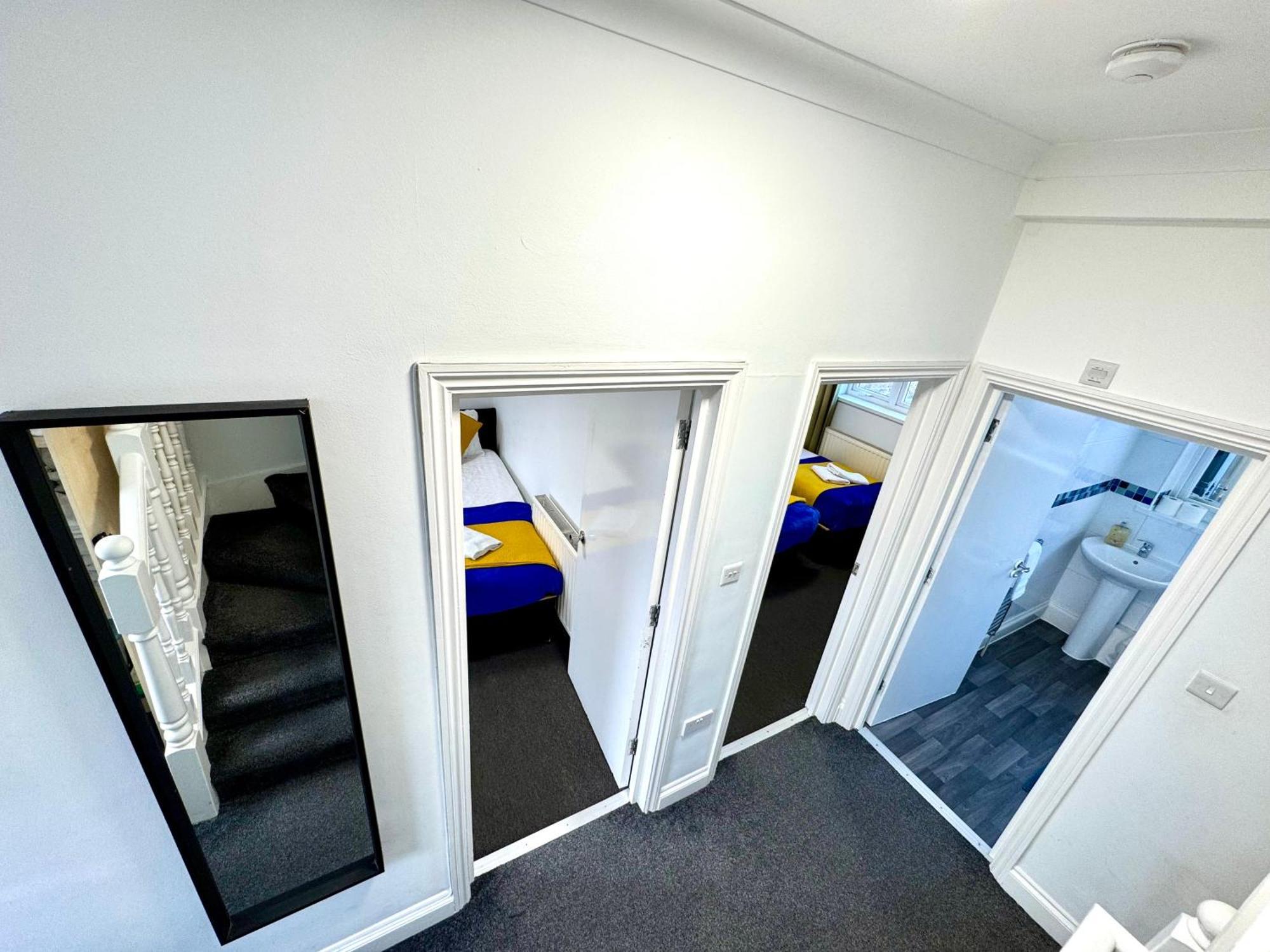 3 Bedrooms 3 Bathrooms Spacious House, Reception, Kitchen, Garden, Parking Apartamento *