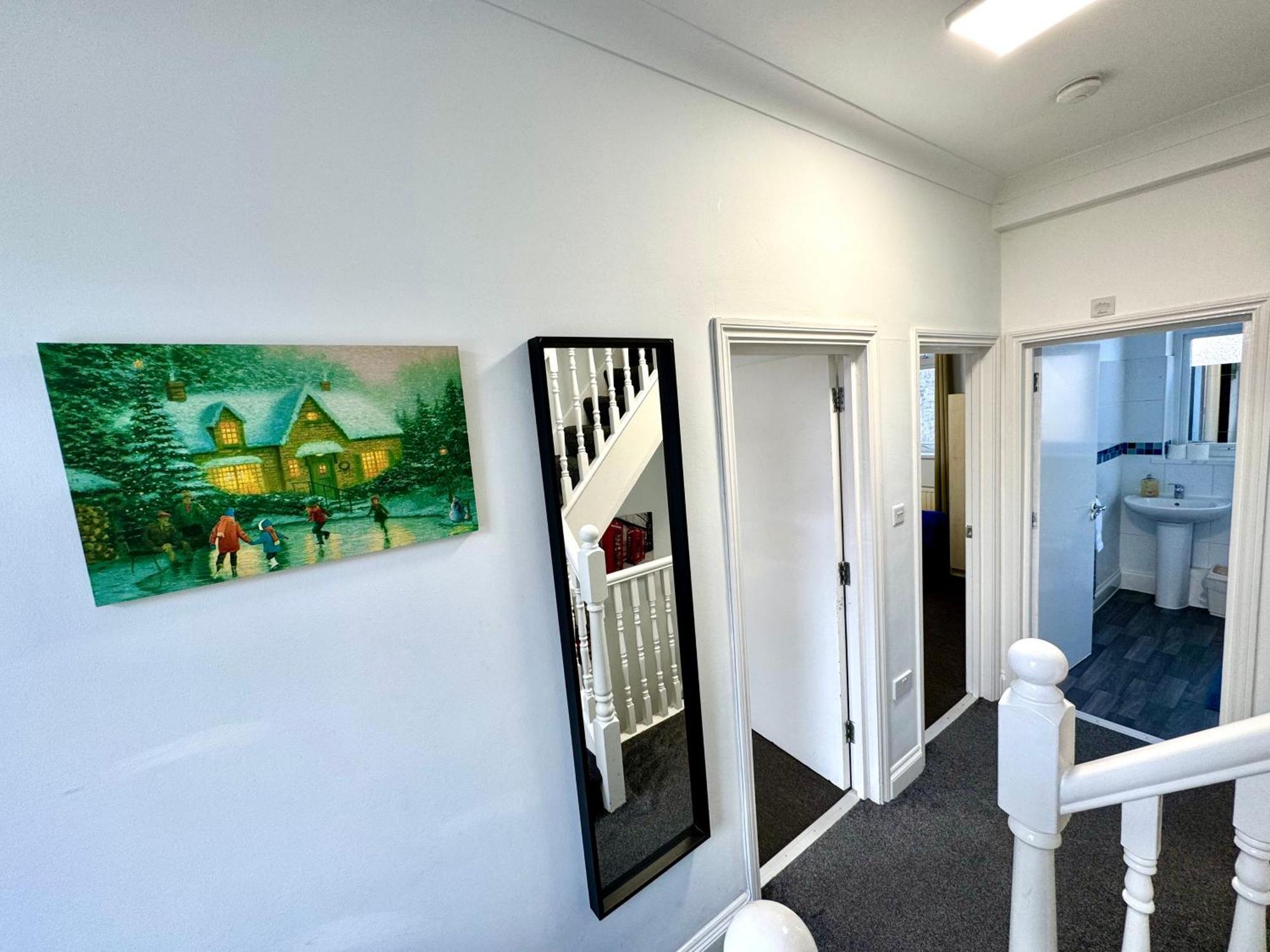 Apartamento 3 Bedrooms 3 Bathrooms Spacious House, Reception, Kitchen, Garden, Parking *