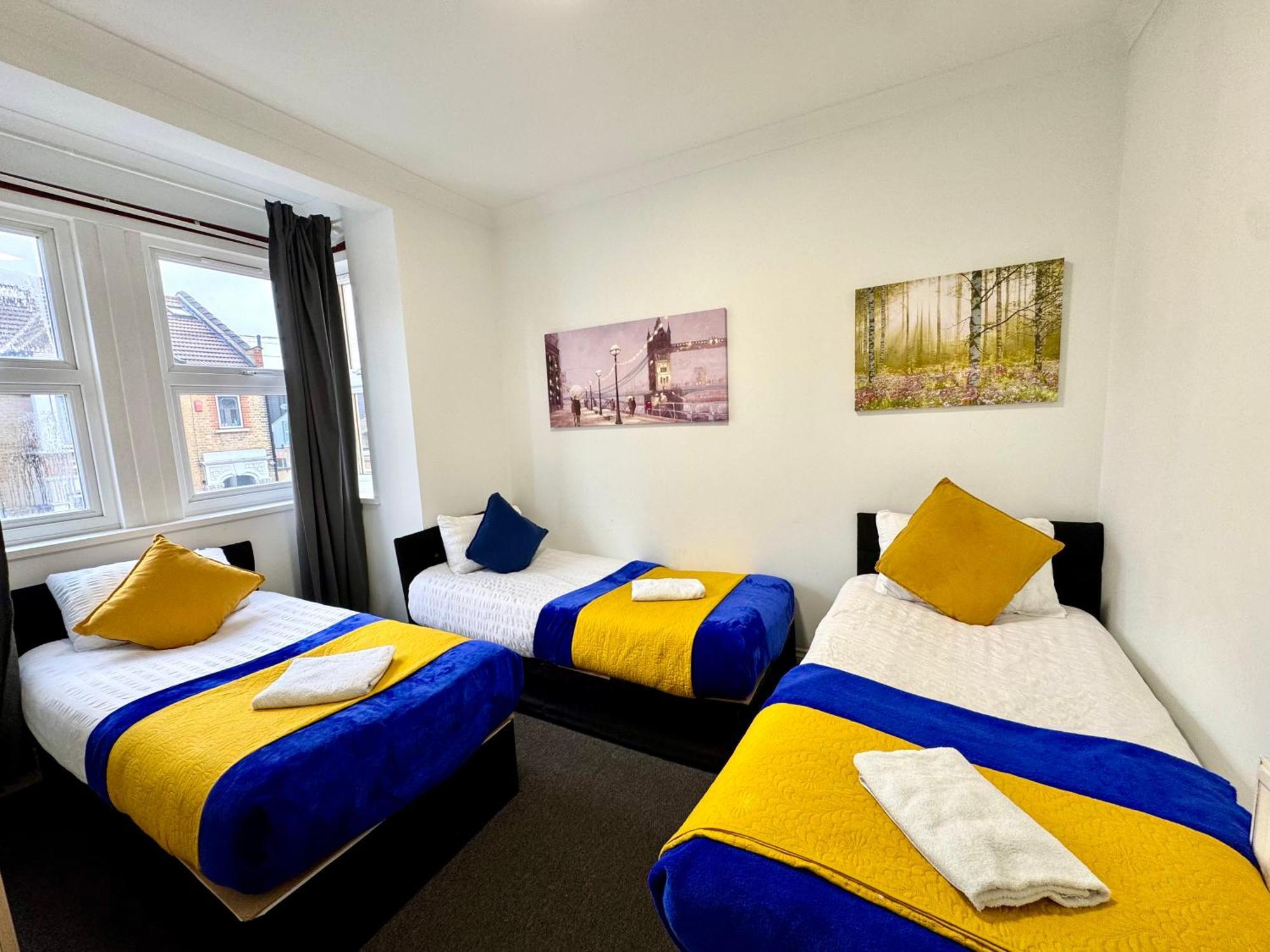 3 Bedrooms 3 Bathrooms Spacious House, Reception, Kitchen, Garden, Parking Apartamento