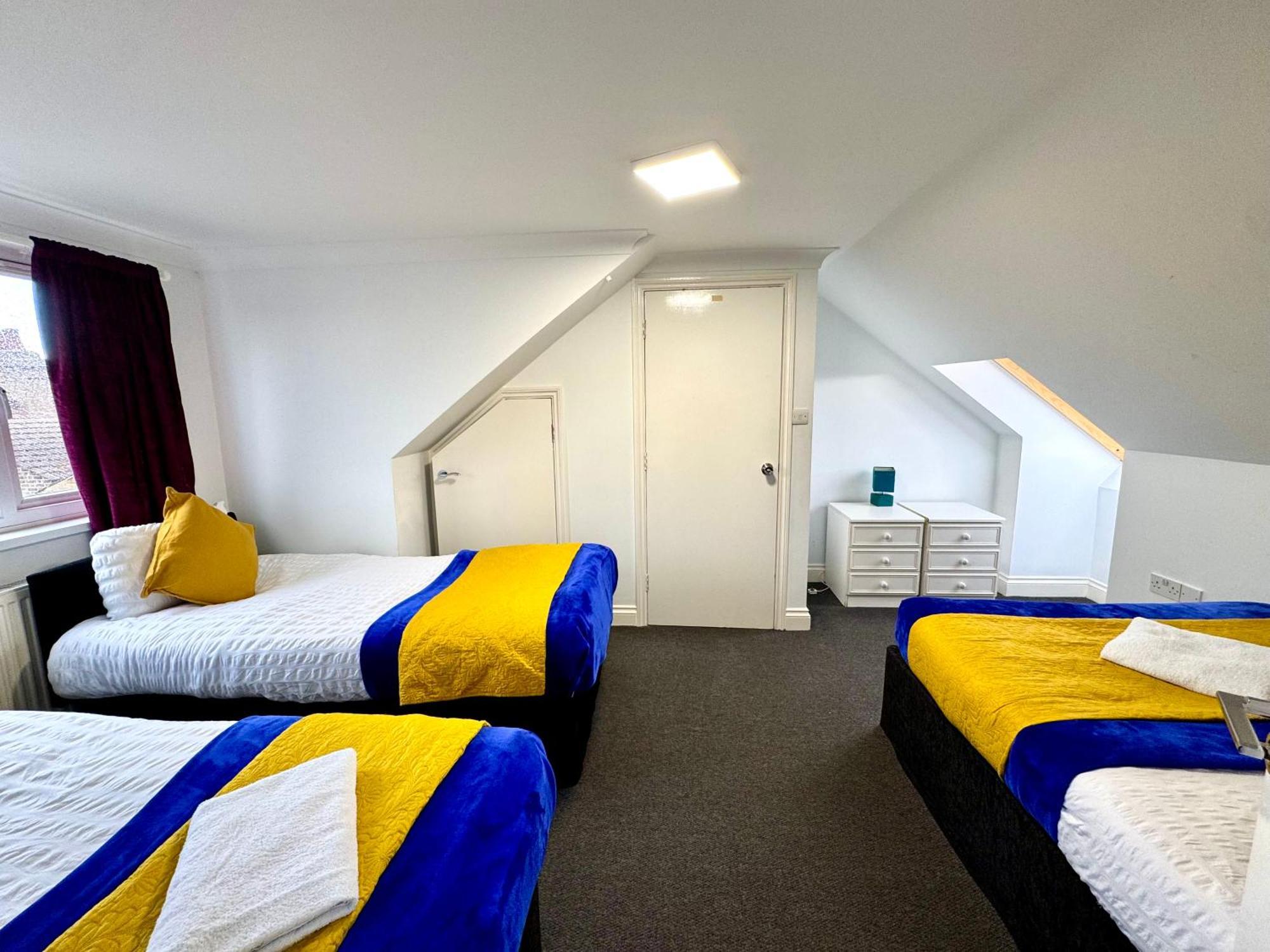 Apartamento 3 Bedrooms 3 Bathrooms Spacious House, Reception, Kitchen, Garden, Parking