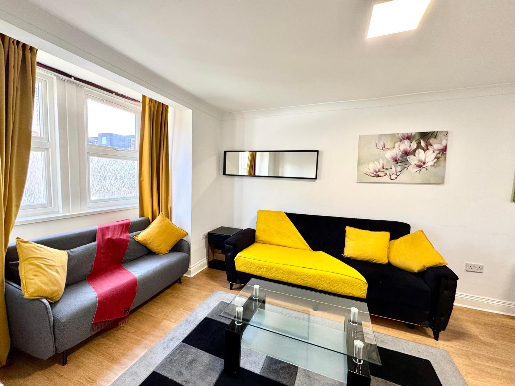 Apartamento 3 Bedrooms 3 Bathrooms Spacious House, Reception, Kitchen, Garden, Parking *