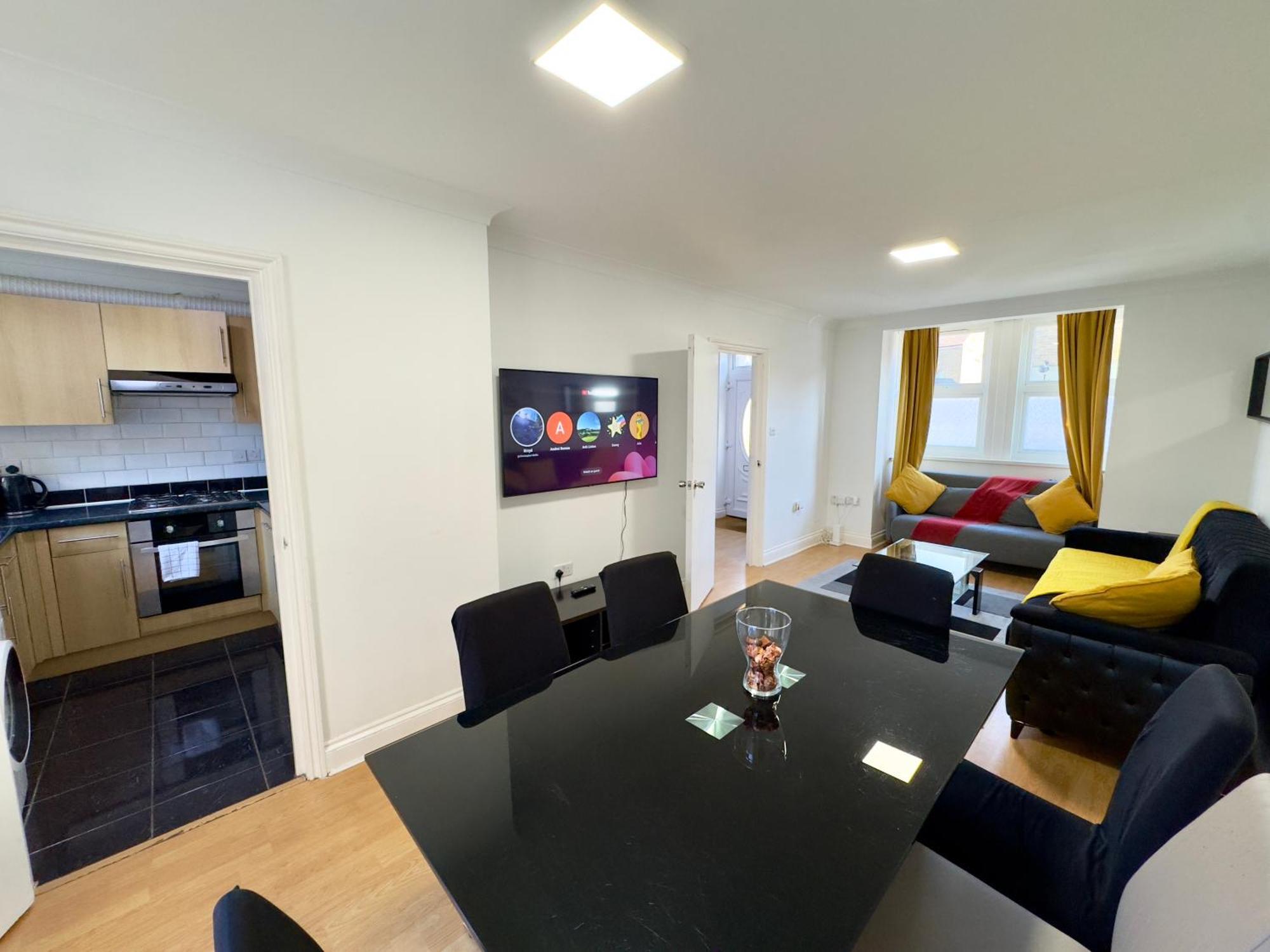3 Bedrooms 3 Bathrooms Spacious House, Reception, Kitchen, Garden, Parking Apartamento Londres