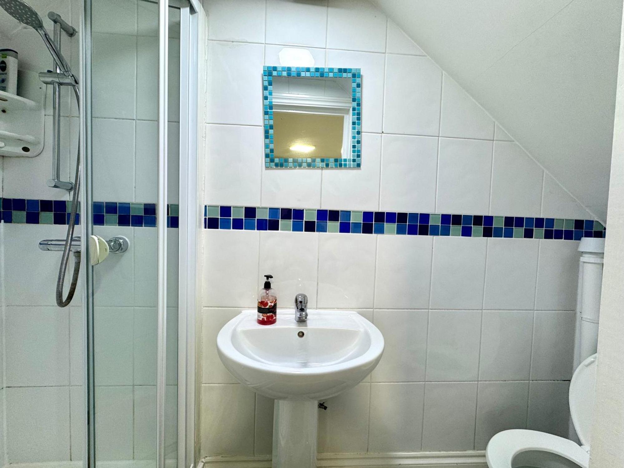 3 Bedrooms 3 Bathrooms Spacious House, Reception, Kitchen, Garden, Parking Apartamento