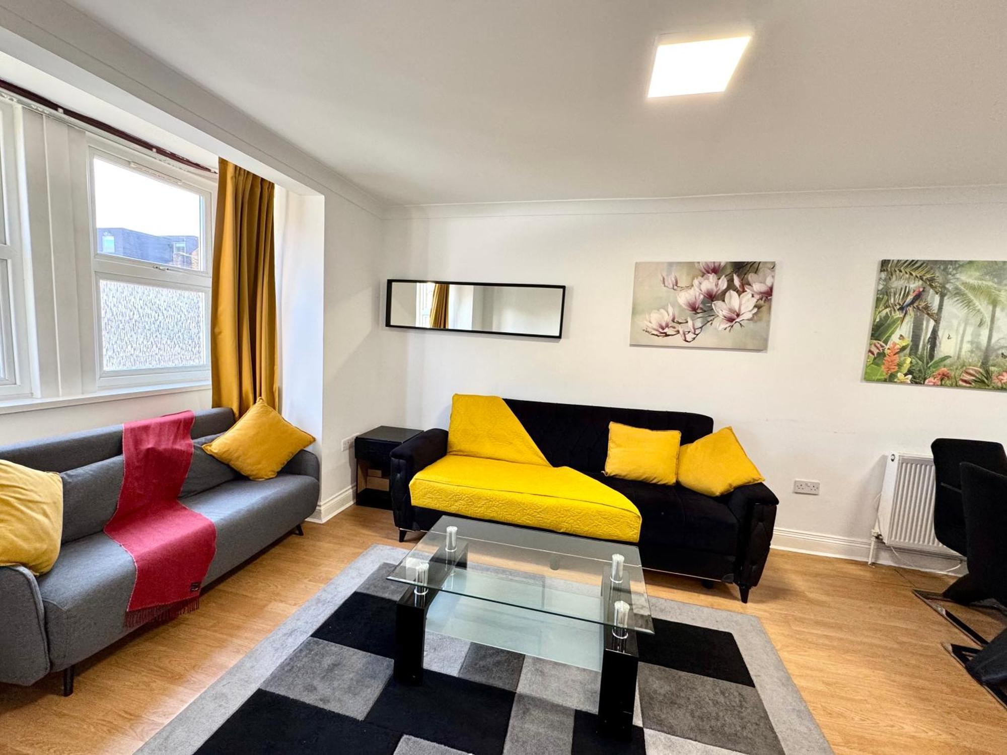 Apartamento 3 Bedrooms 3 Bathrooms Spacious House, Reception, Kitchen, Garden, Parking