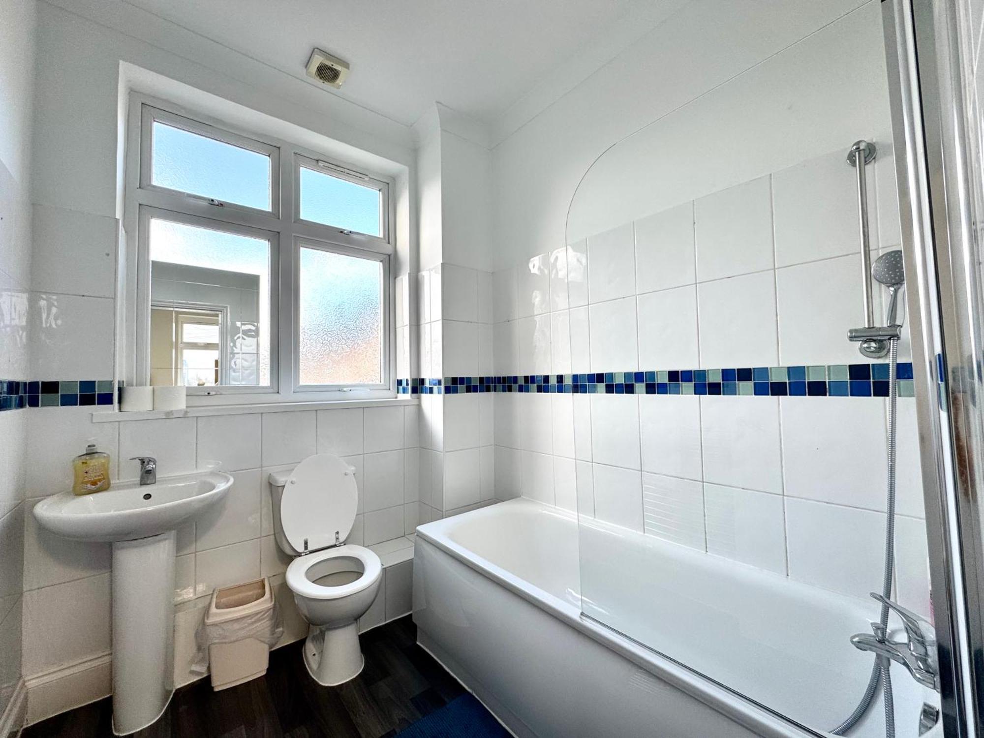 3 Bedrooms 3 Bathrooms Spacious House, Reception, Kitchen, Garden, Parking Apartamento Londres