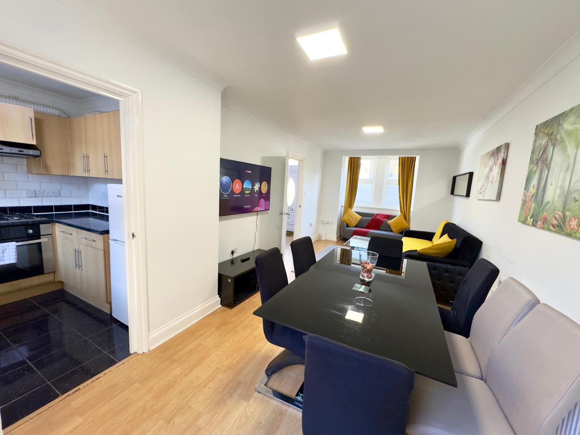 3 Bedrooms 3 Bathrooms Spacious House, Reception, Kitchen, Garden, Parking Apartamento