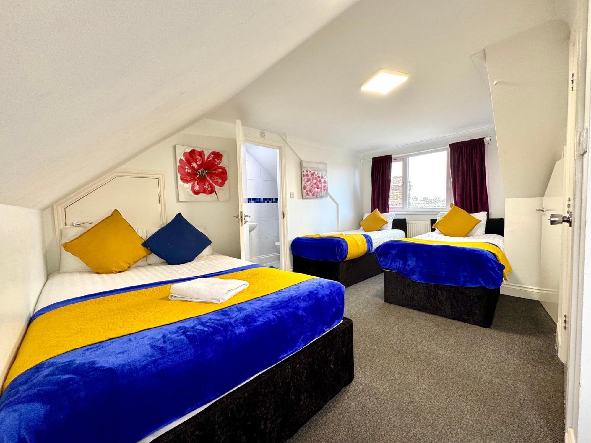Apartamento 3 Bedrooms 3 Bathrooms Spacious House, Reception, Kitchen, Garden, Parking