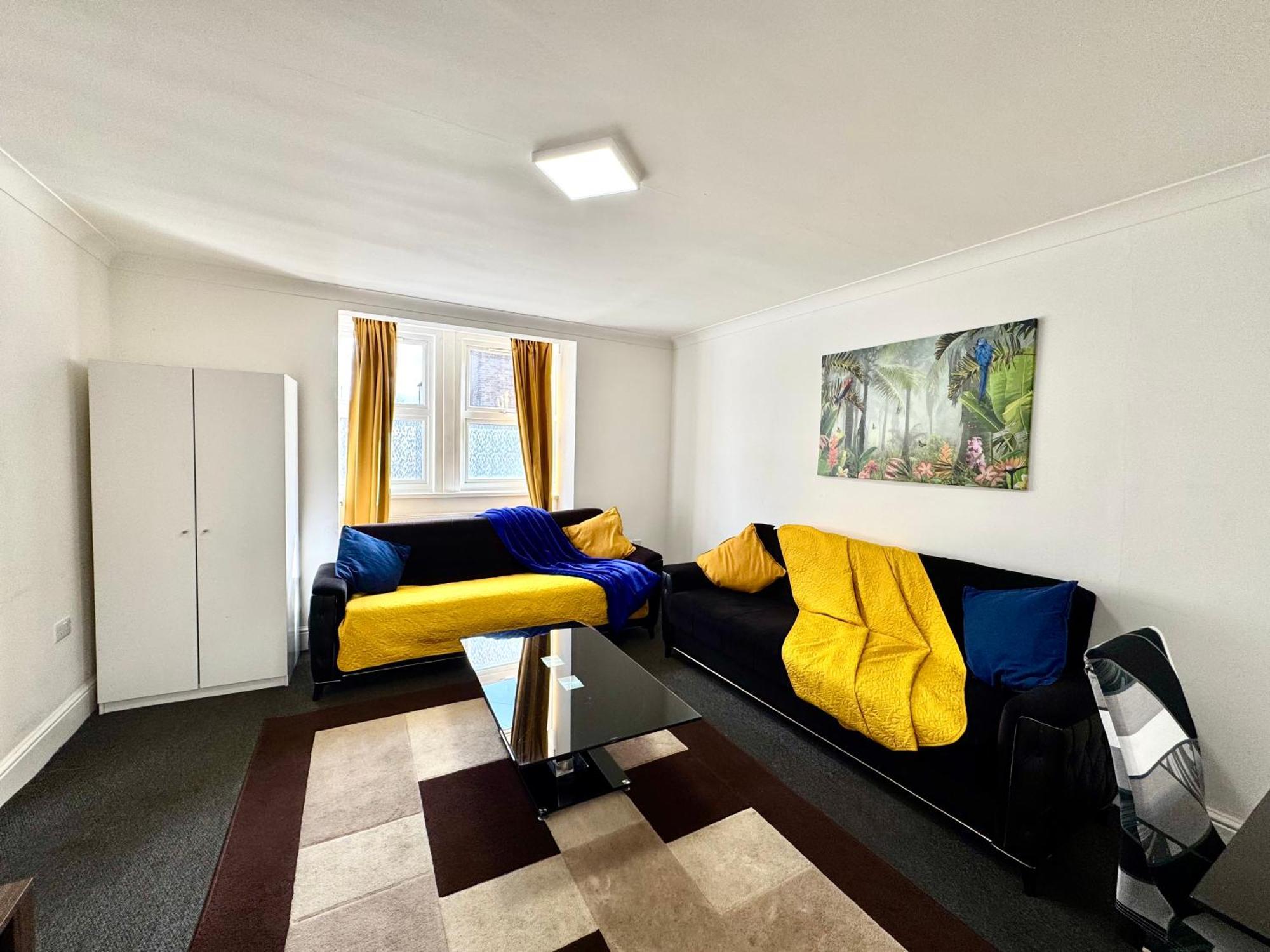 Сasa de vacaciones 4 Bedrooms House, 3 Bathrooms , Separate Reception, Full Kitchen, Garden, Parking