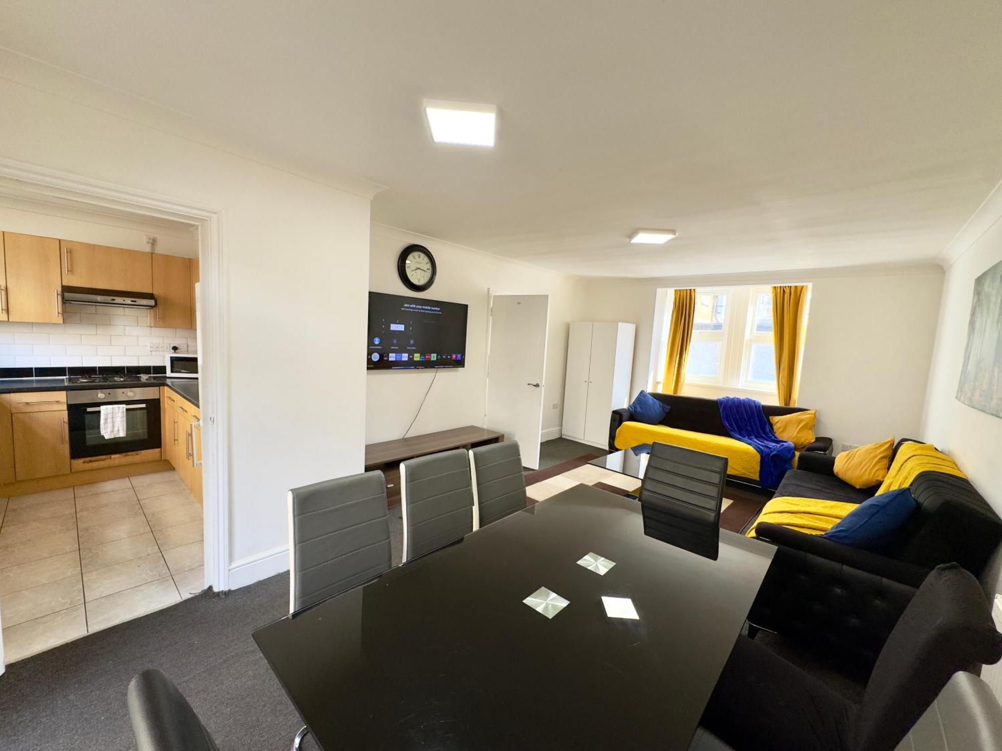 4 Bedrooms House, 3 Bathrooms , Separate Reception, Full Kitchen, Garden, Parking *