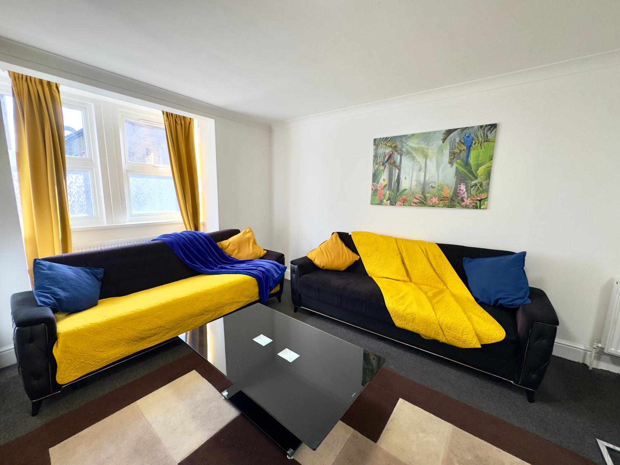 Сasa de vacaciones 4 Bedrooms House, 3 Bathrooms , Separate Reception, Full Kitchen, Garden, Parking Londres