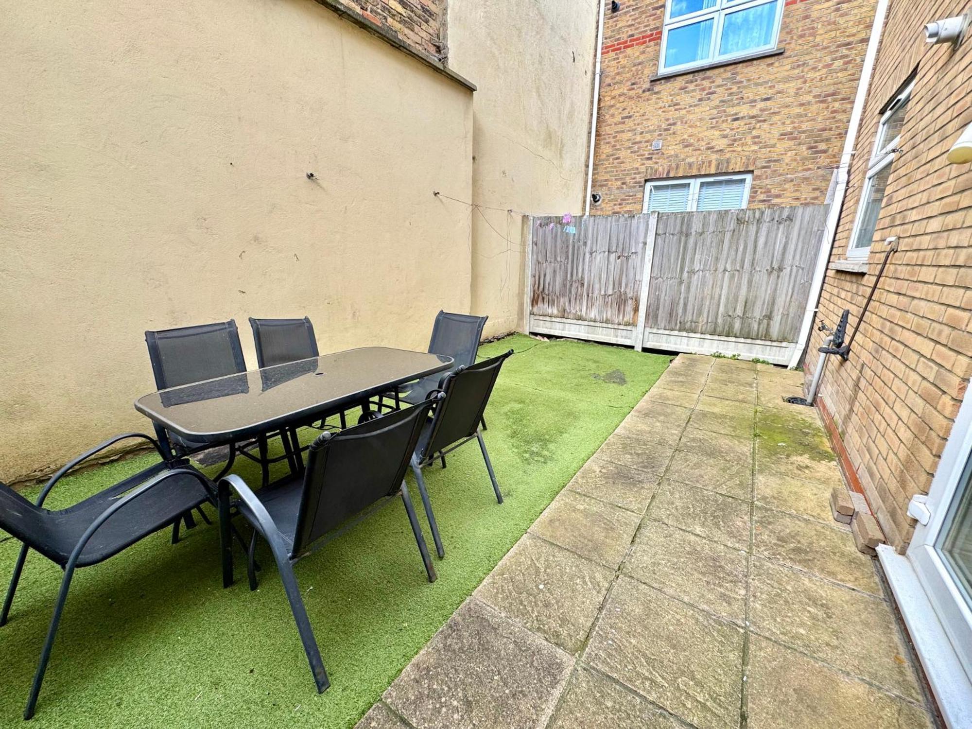 4 Bedrooms House, 3 Bathrooms , Separate Reception, Full Kitchen, Garden, Parking * Londres