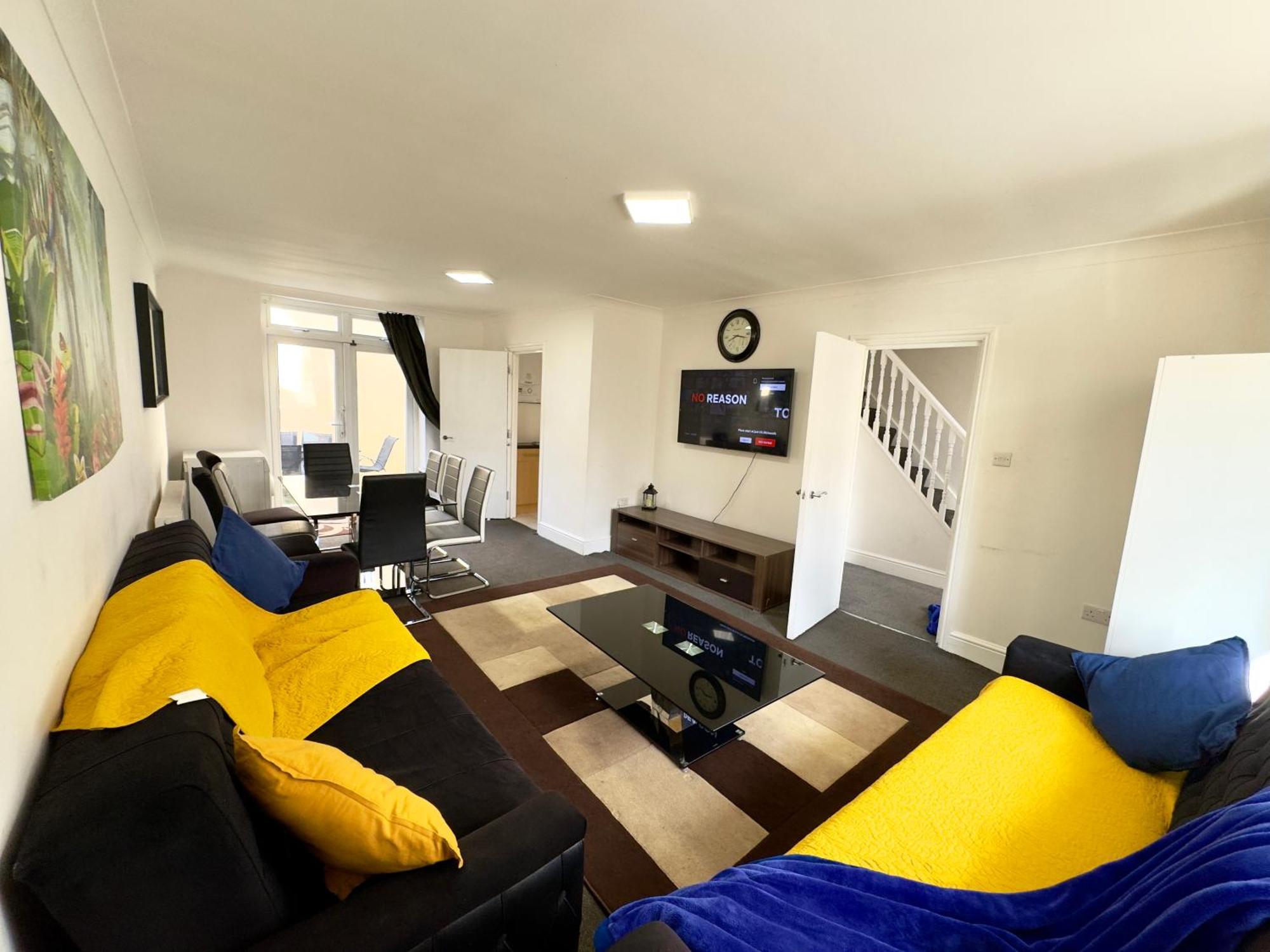 4 Bedrooms House, 3 Bathrooms , Separate Reception, Full Kitchen, Garden, Parking