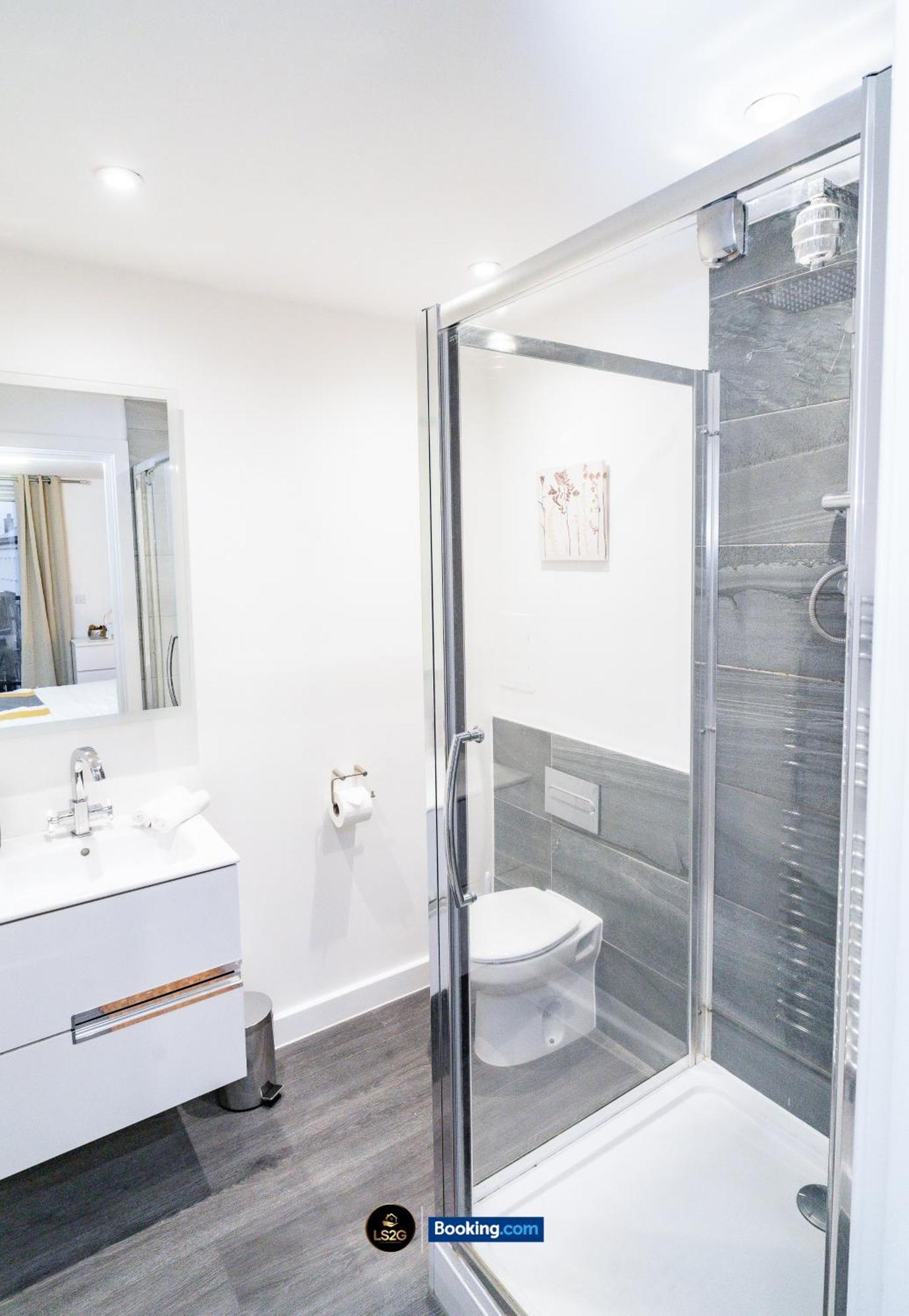 Apartment Spacious 2 Bedroom By Ls2g Short Lets & Serviced Greater With Free Wifi