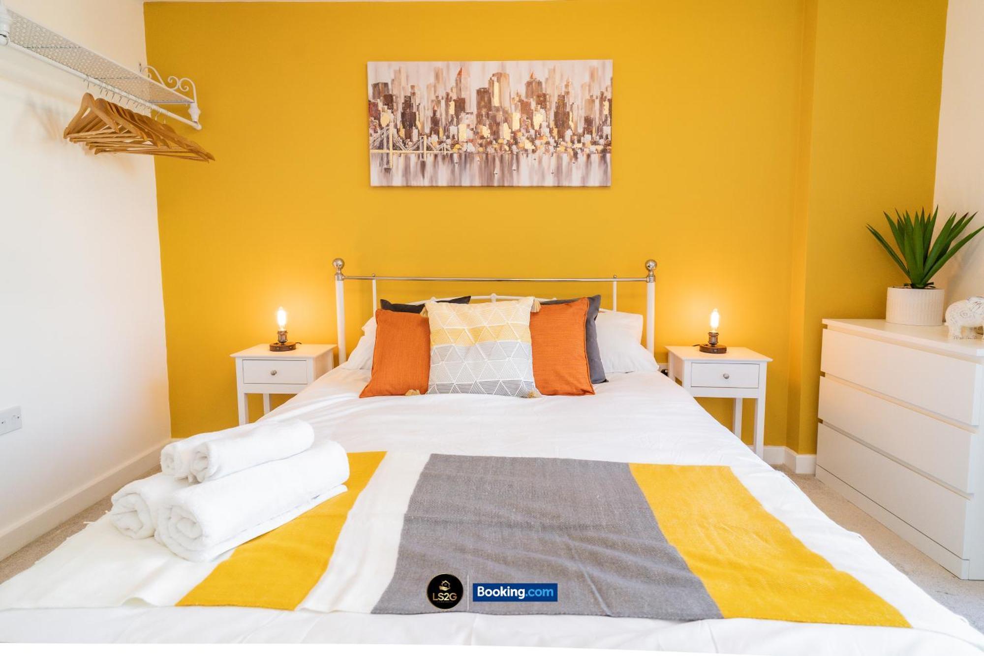 Spacious 2 Bedroom By Ls2g Short Lets & Serviced Greater With Free Wifi Apartment *