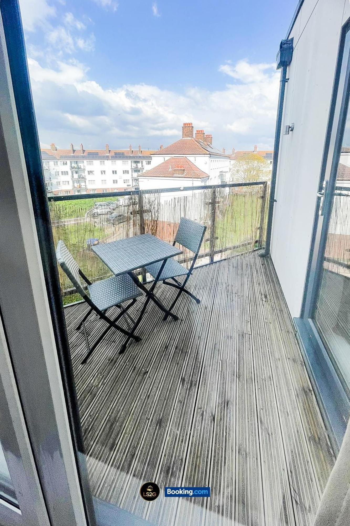 Spacious 2 Bedroom By Ls2g Short Lets & Serviced Greater With Free Wifi Apartment *