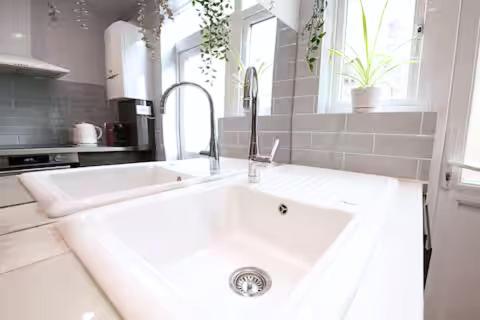 Victorian 2br Apartment, King Beds, Fast Wifi, Near Shops, Cafes & Transport, E17