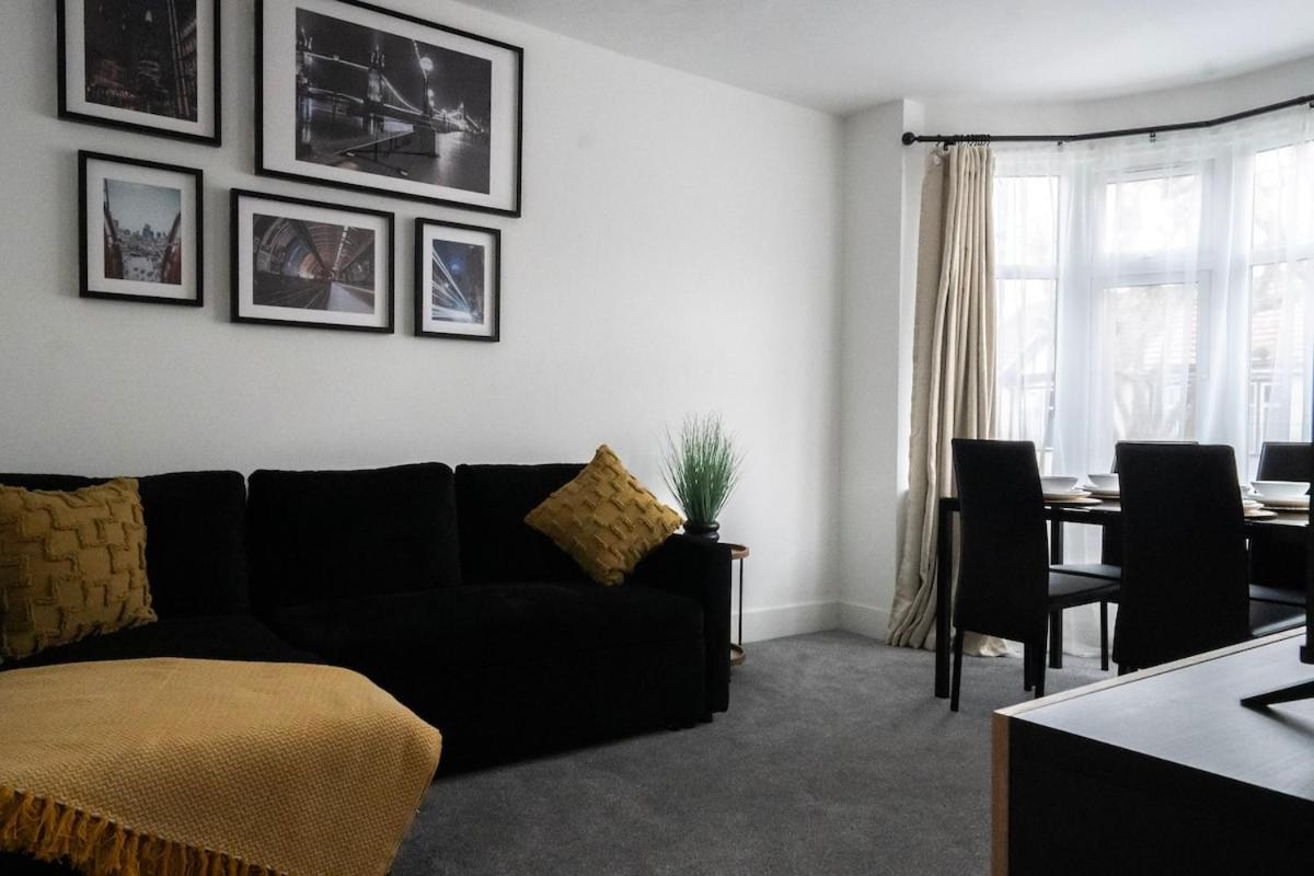 Appartement Bright 2-bed Flat With Skylight Attic