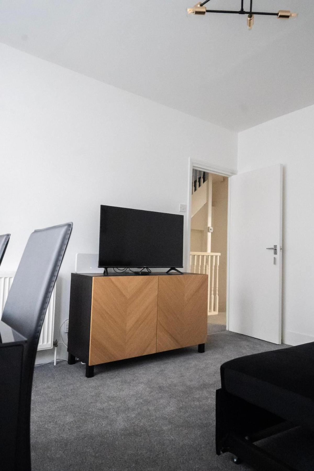 Appartement Bright 2-bed Flat With Skylight Attic