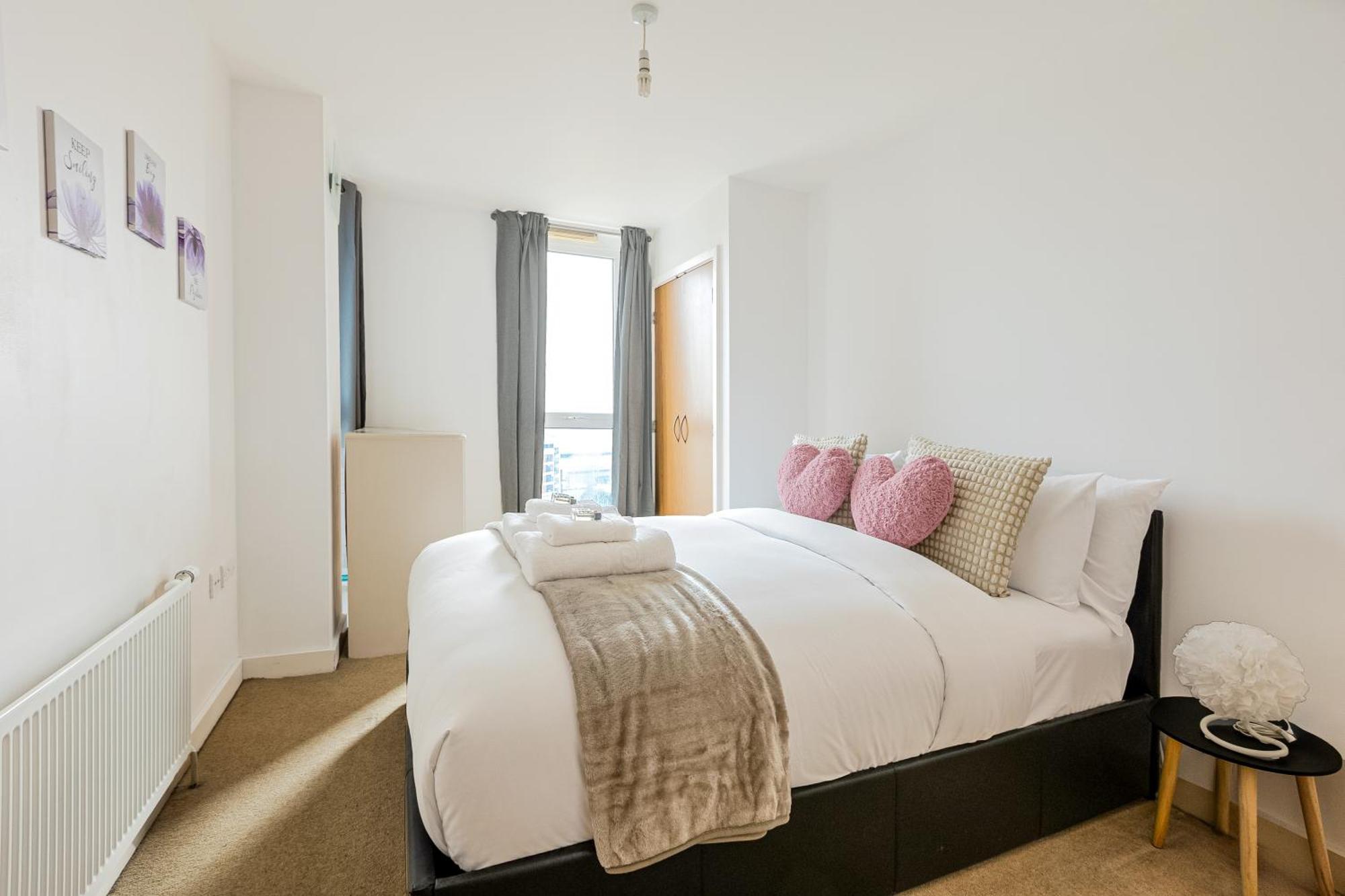 2br Gem With Balcony 5 Min Stratford Station Apartamento