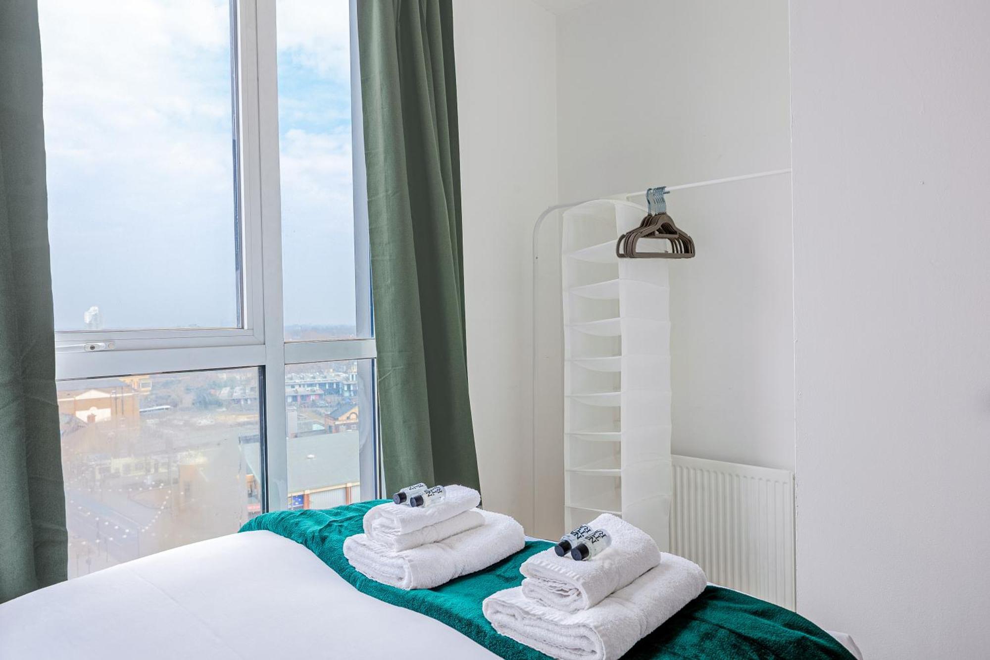 2br Gem With Balcony 5 Min Stratford Station Apartamento *