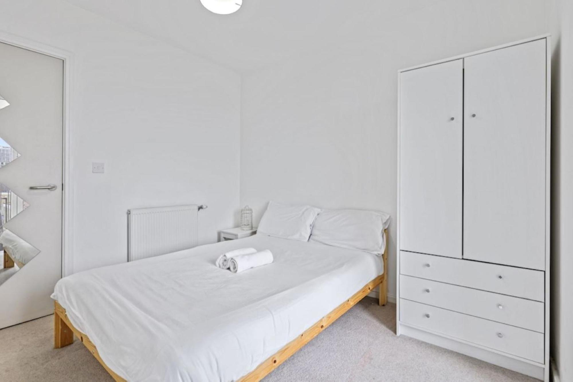 Canning Town 2 Bed Apartment *