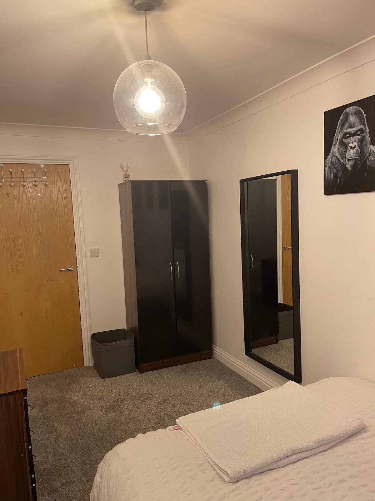Lovely 2 Bedroom Flat With Free Parking And Wifi Apartamento *