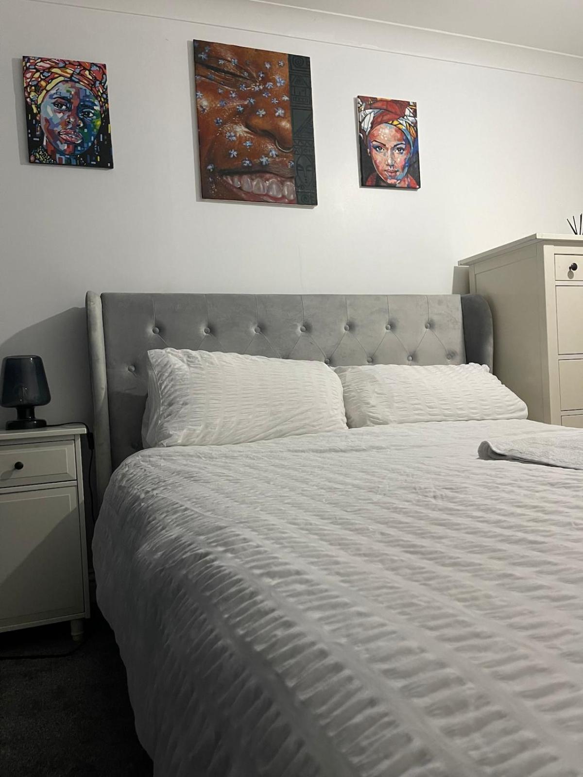 Lovely 2 Bedroom Flat With Free Parking And Wifi *