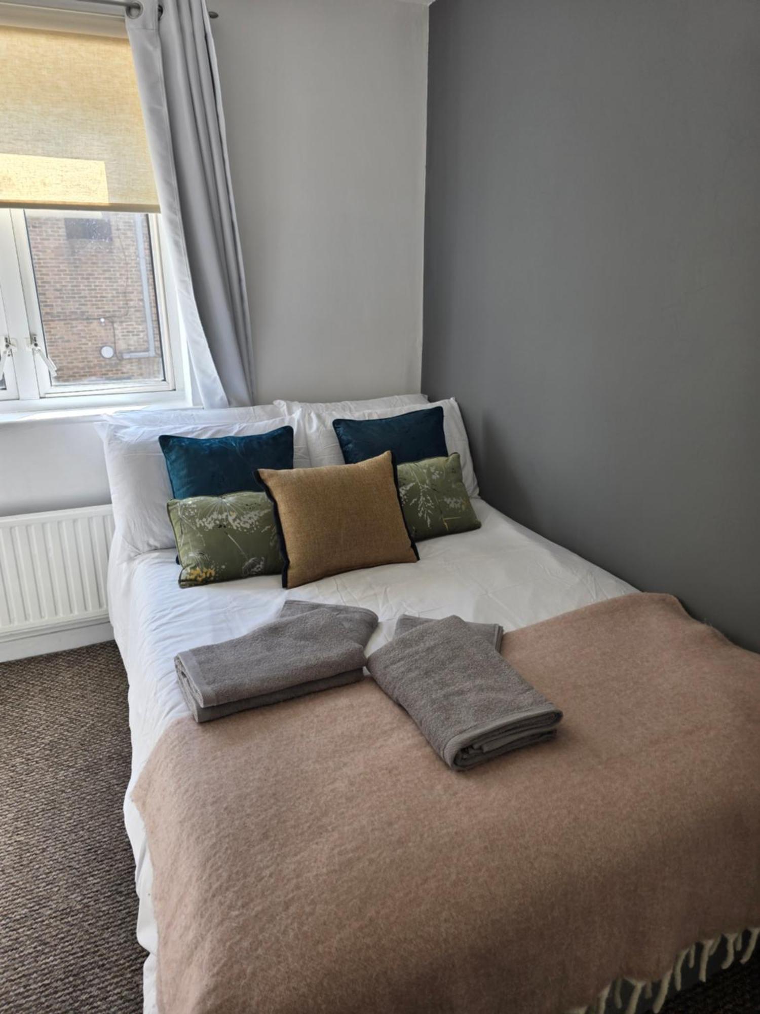 Apartamento Spacious 4-Bed Home With Secured Parking Near Abba Arena, Stadium, Tube & In Bustling Zone 2 Londres