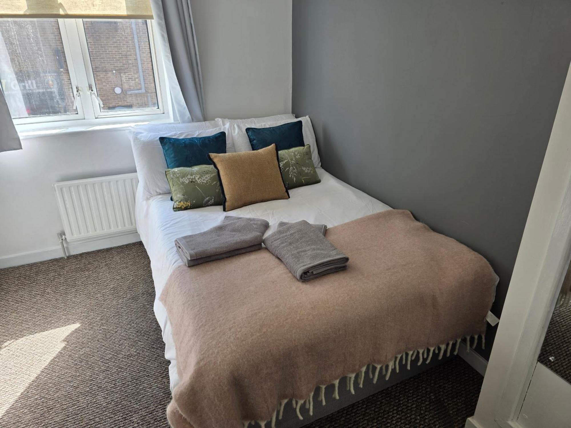 Spacious 4-Bed Home With Secured Parking Near Abba Arena, Stadium, Tube & In Bustling Zone 2 Apartamento *