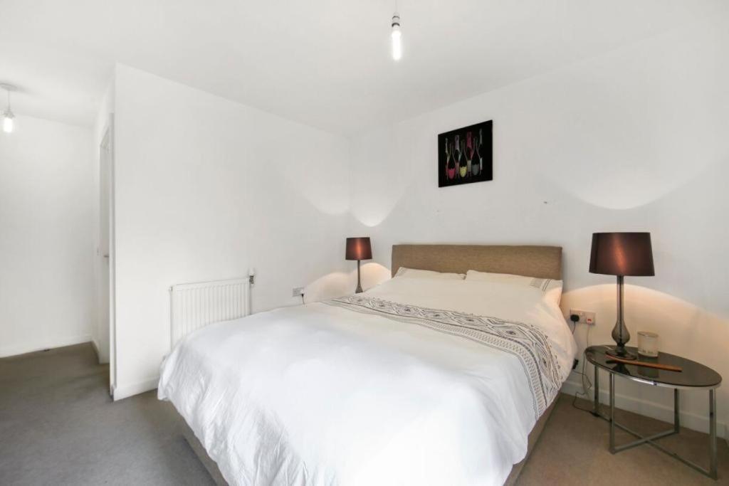 Athera - Festival Quarter, Canary Wharf 2 Bed, 2 Bath With Balcony And Gym Facility Appartement *