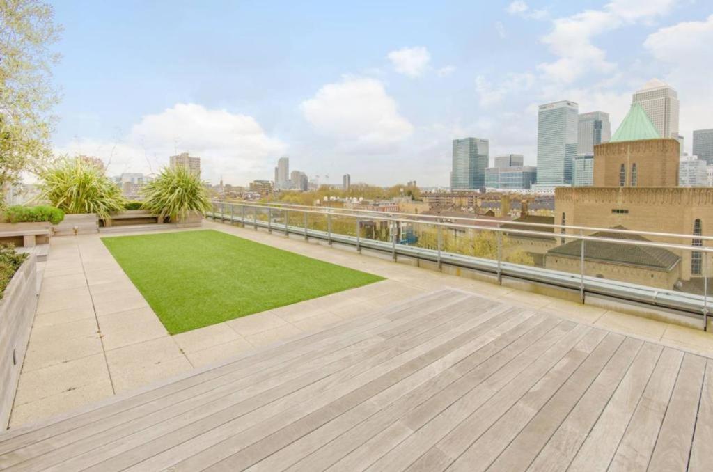 Athera - Festival Quarter, Canary Wharf 2 Bed, 2 Bath With Balcony And Gym Facility Appartement *