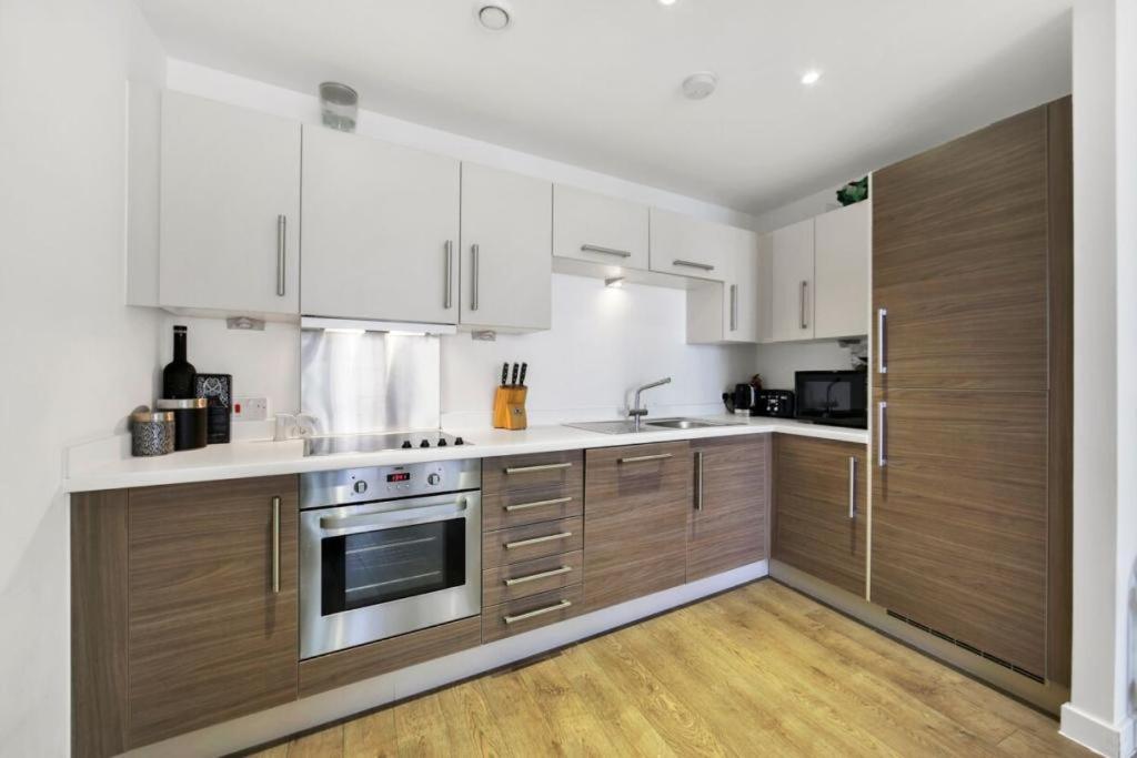 Athera - Festival Quarter, Canary Wharf 2 Bed, 2 Bath With Balcony And Gym Facility Londen
