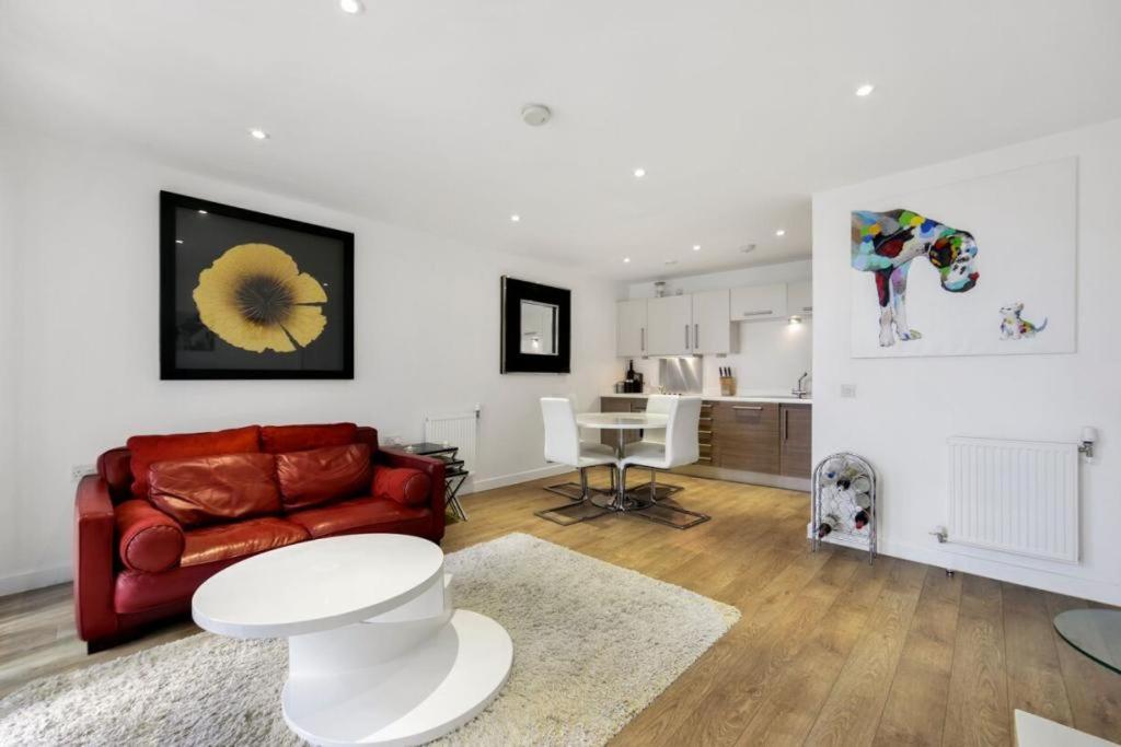 Athera - Festival Quarter, Canary Wharf 2 Bed, 2 Bath With Balcony And Gym Facility Appartement Londen