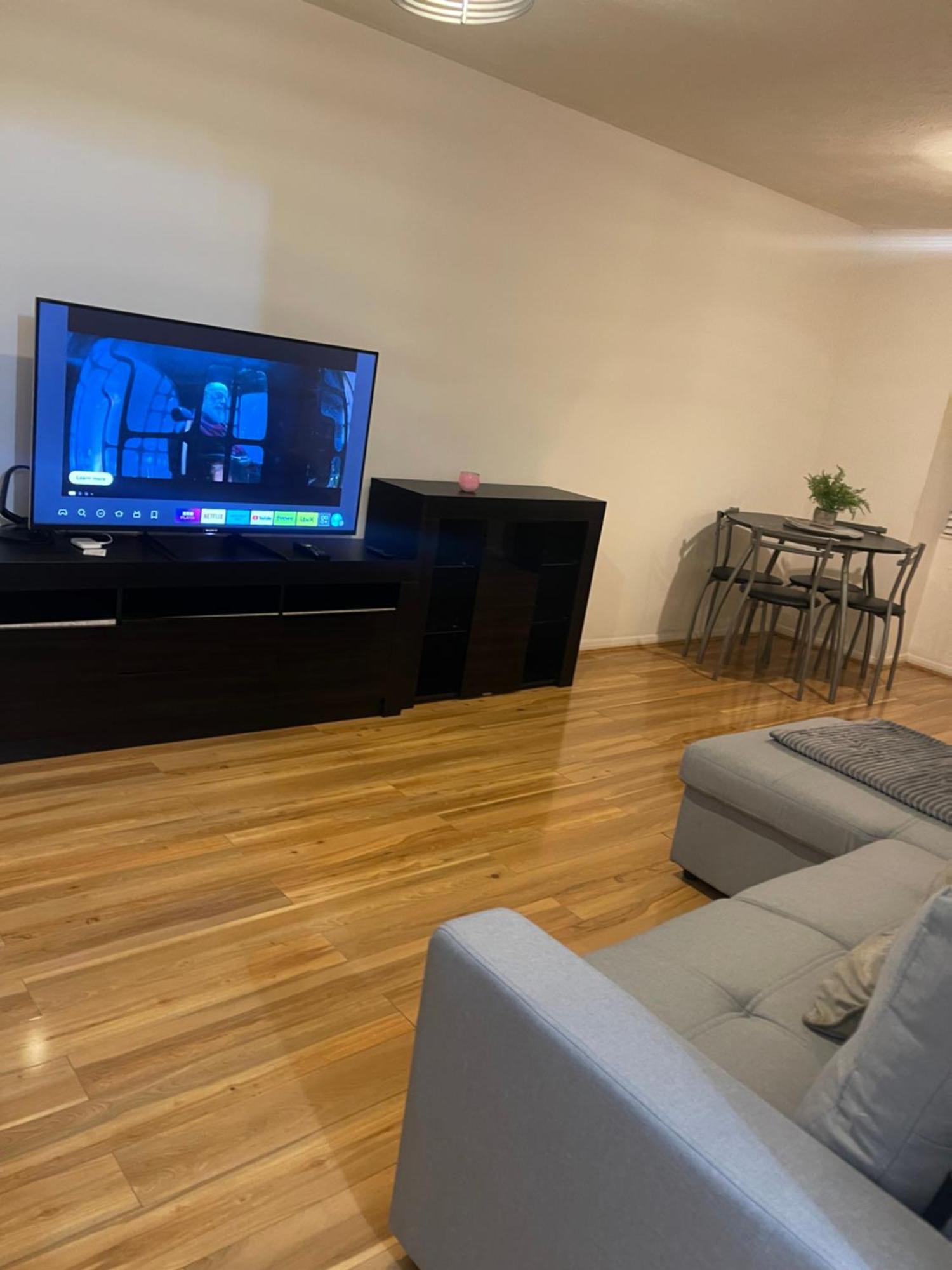 Feel At And Contractor Friendly Londres