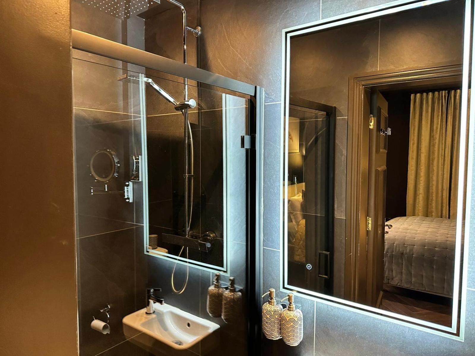 Small With En Bath & Kitchenette Londres