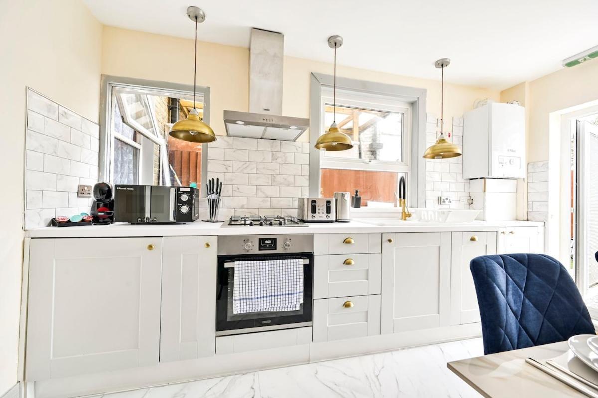 Cozy 3 Bed In London, Free Parking, Sleeps 8! Hébergement de vacances