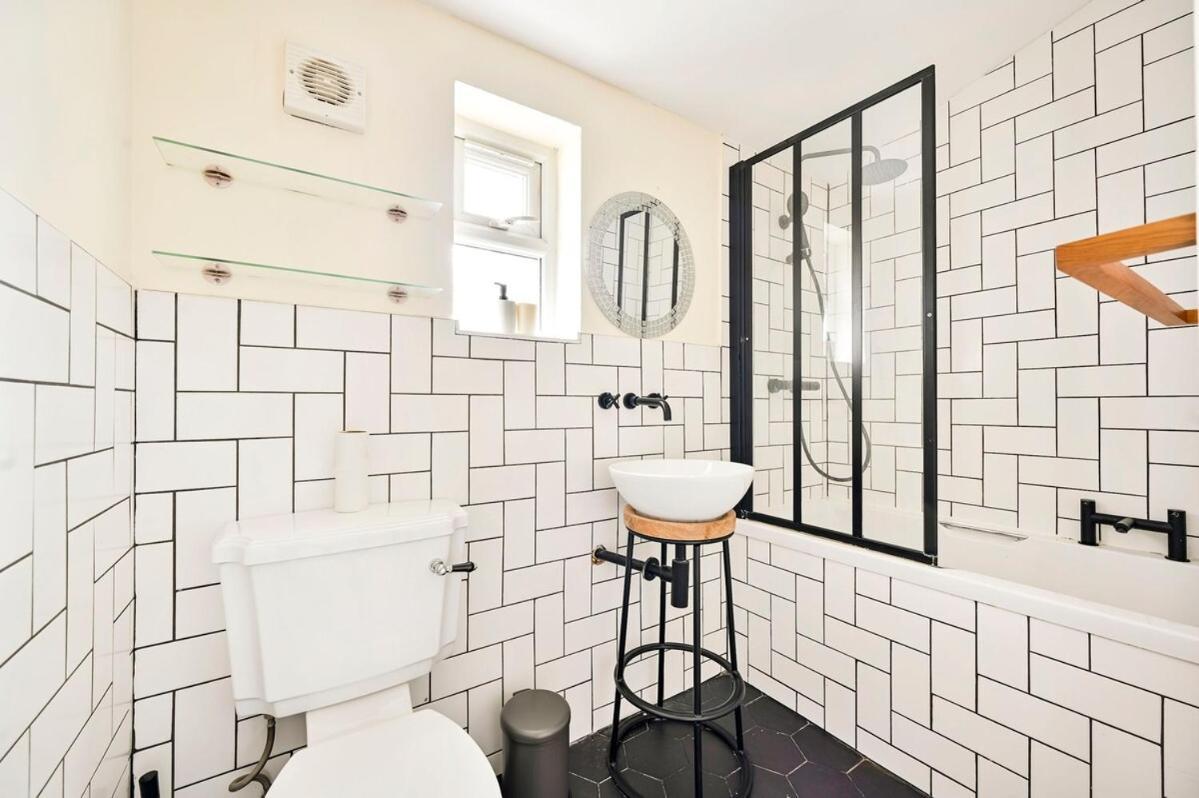 Cozy 3 Bed In London, Free Parking, Sleeps 8! Hébergement de vacances