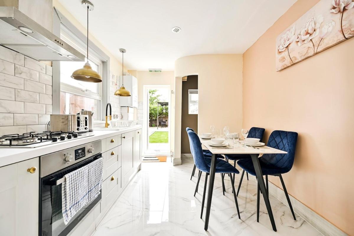 Hébergement de vacances Cozy 3 Bed In London, Free Parking, Sleeps 8! *