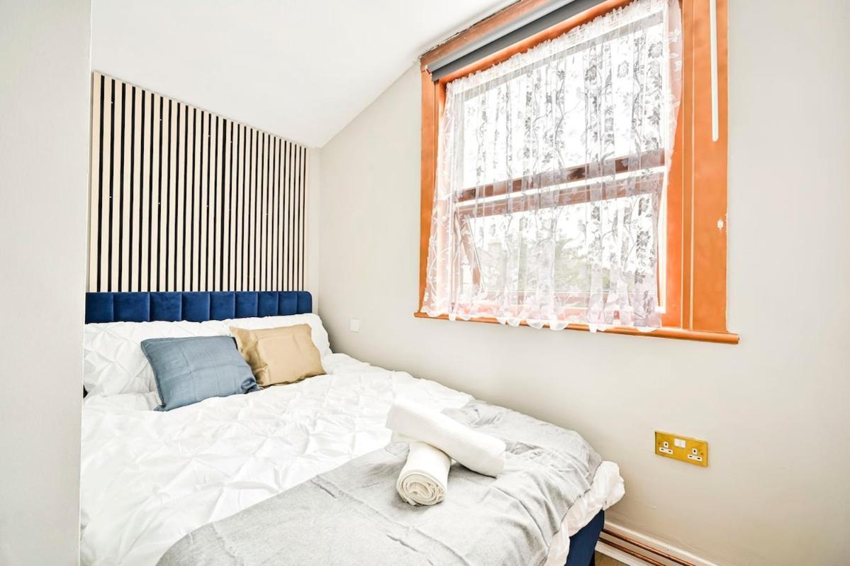 Cozy 3 Bed In London, Free Parking, Sleeps 8! Hébergement de vacances *