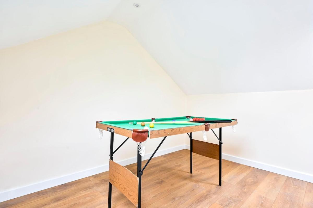 Cozy 3 Bed In London, Free Parking, Sleeps 8! *