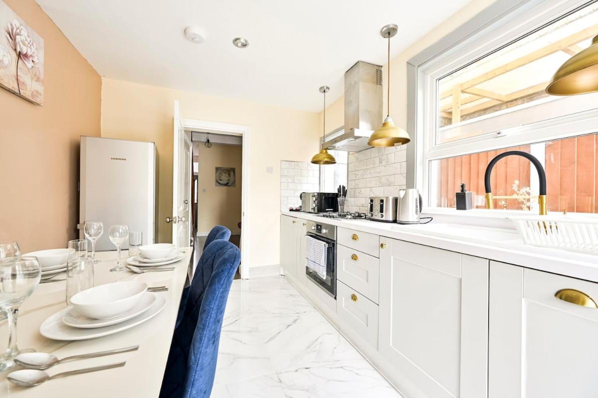 Cozy 3 Bed In London, Free Parking, Sleeps 8! Londres