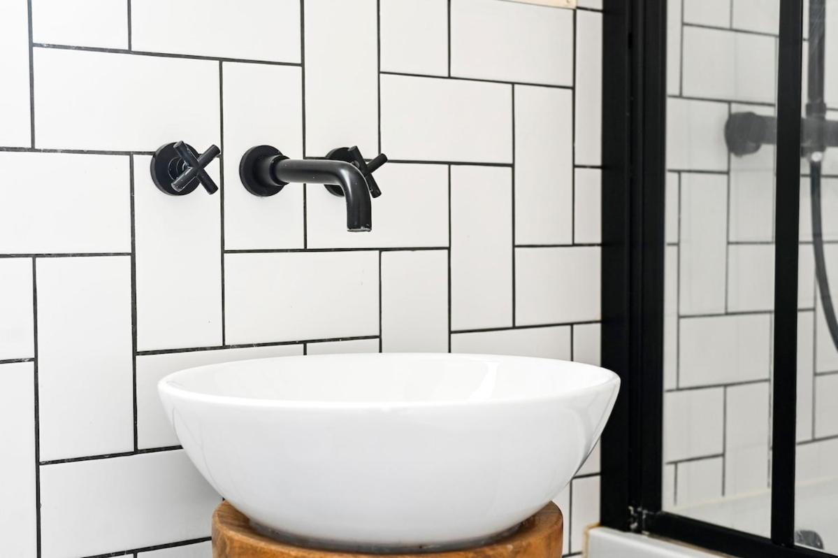 Cozy 3 Bed In London, Free Parking, Sleeps 8! Hébergement de vacances *