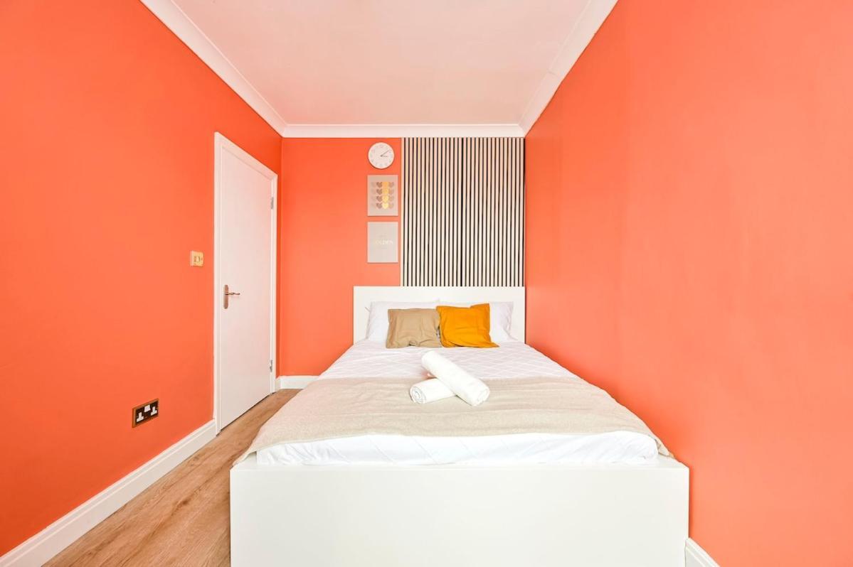 Hébergement de vacances Cozy 3 Bed In London, Free Parking, Sleeps 8! *